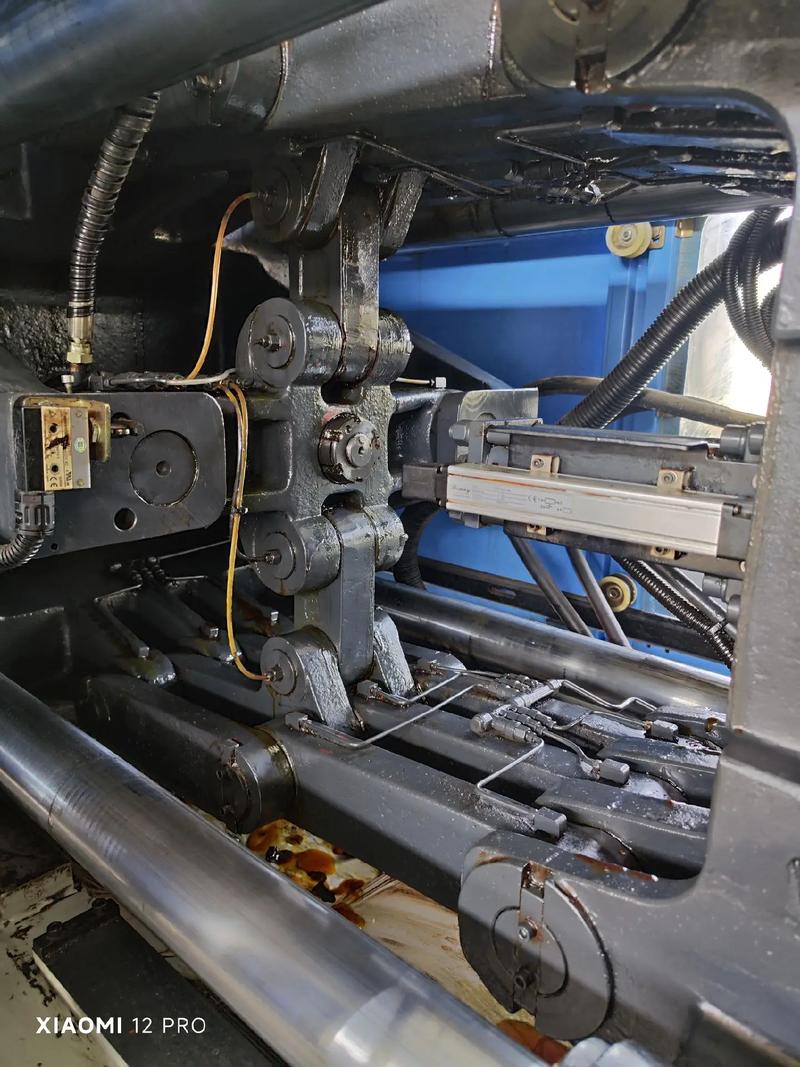 High-speed thin-wall injection molding machine