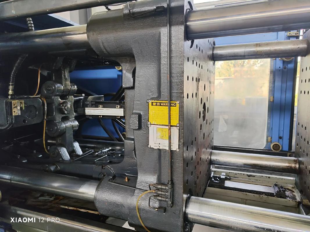 High-speed thin-wall injection molding machine