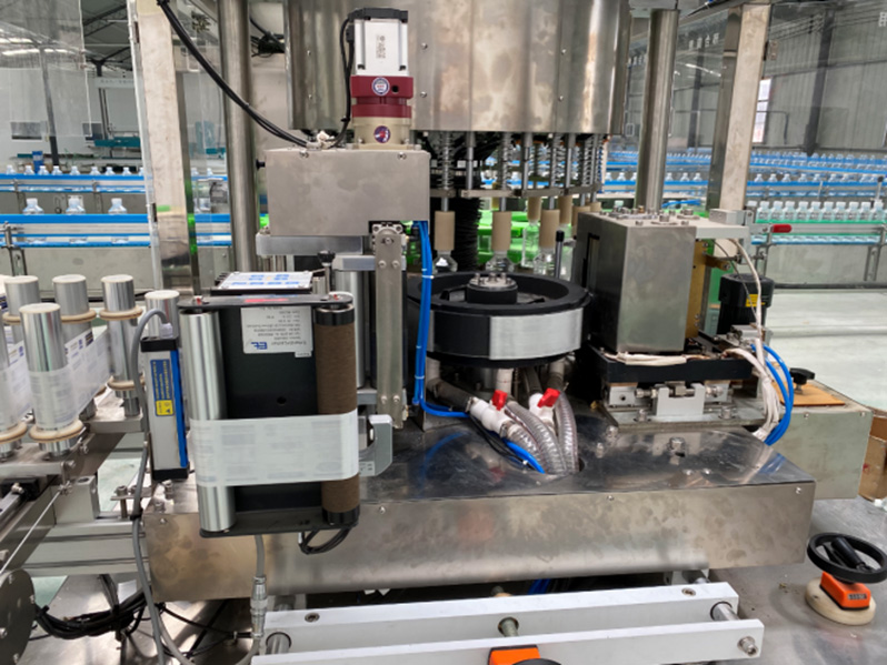 Self-adhesive labeling machine 24000BPH (18 stations) for 5-15L bottles