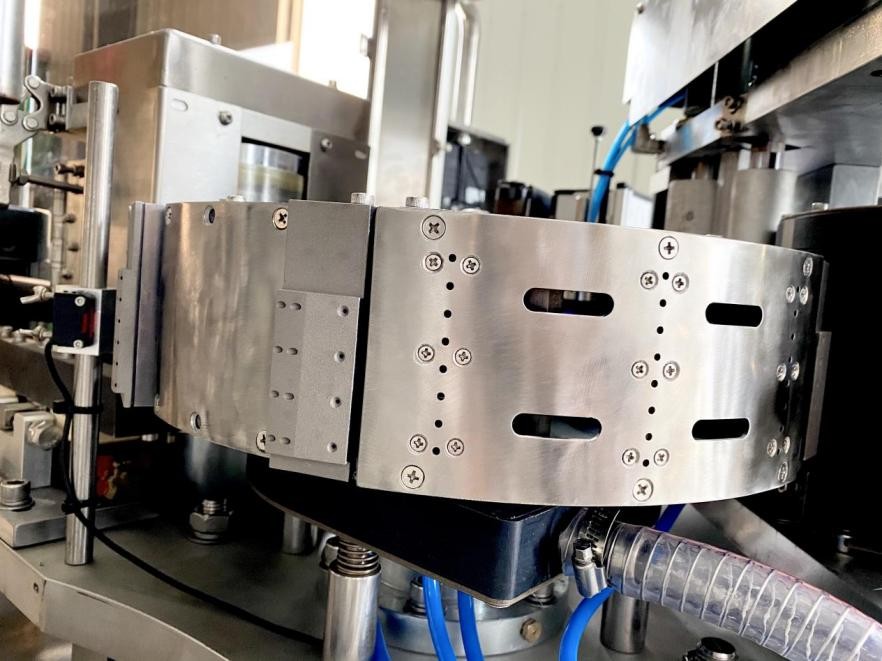Self-adhesive labeling machine 24000BPH (18 stations) for 5-15L bottles