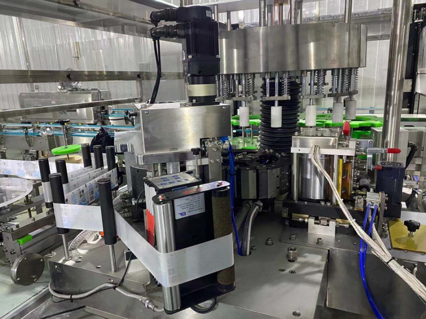 Self-adhesive labeling machine 24000BPH (18 stations) for 5-15L bottles