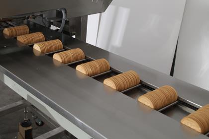 Automatic Biscuit Sandwiching Machine with High-Speed Cream Filling & Packaging