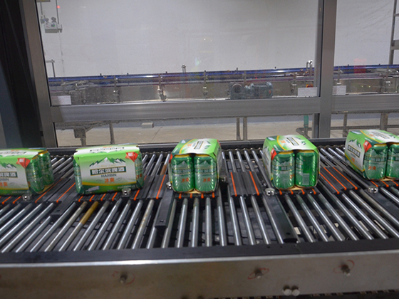 Glue-spraying card packaging machine