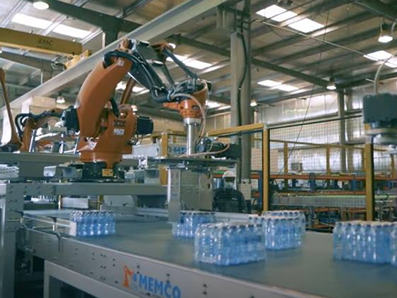 Quick stacking: KUKA robots palletize water bottles --81,000BPH