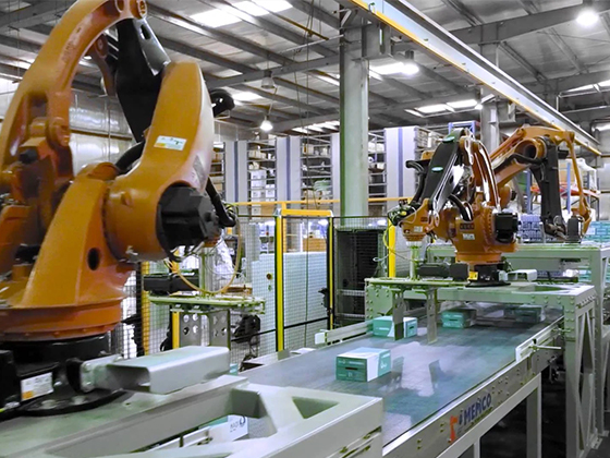 Quick stacking: KUKA robots palletize water bottles --81,000BPH