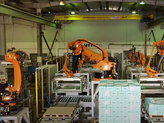 Quick stacking: KUKA robots palletize water bottles --81,000BPH