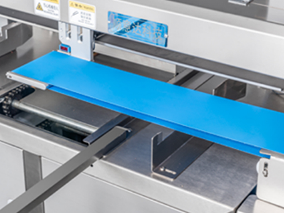Vertical tray machine