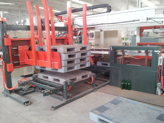 Empty pallet feeding system