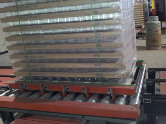 Centering roller conveyor