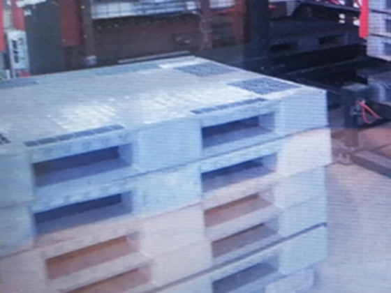 Empty pallet feeding system