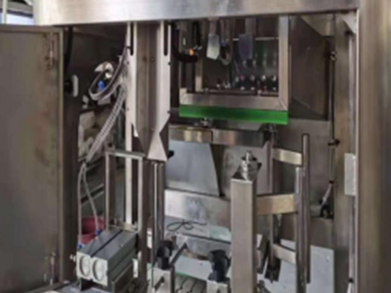 GMBG-1---Automatic single-head film cutting and cap removal integrated machine