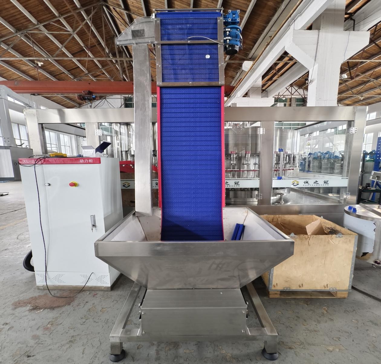 Automatic cap loading and unscrambling machine