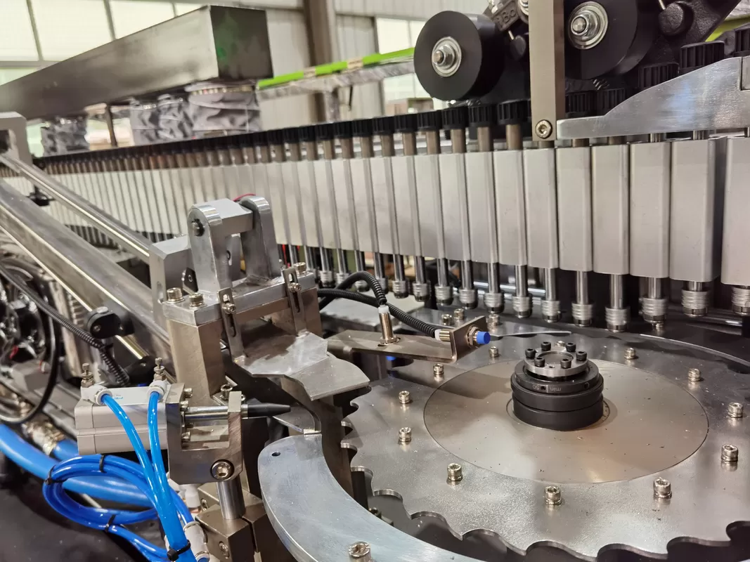 Variable Pitch Energy-saving Blow Molding Machine RiBo-6CR 1.5L.