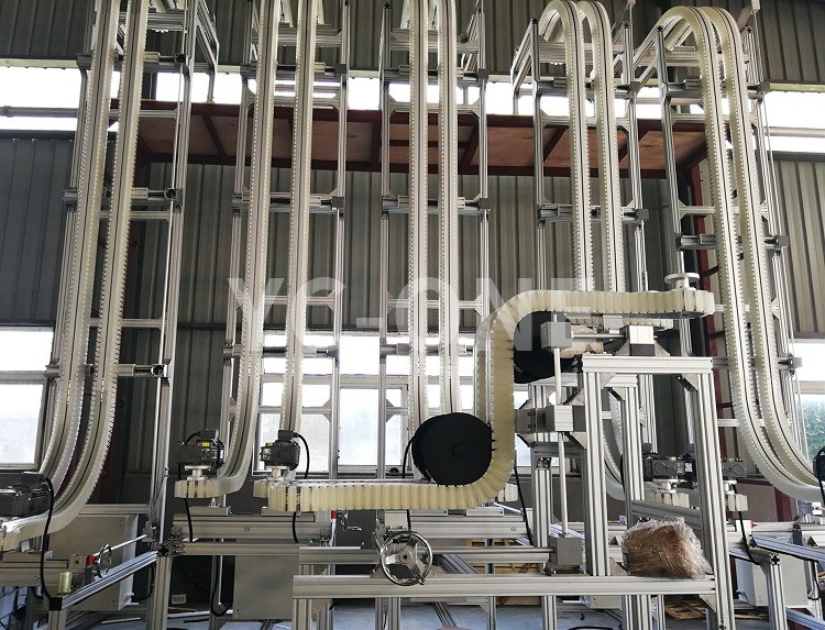 Bottle clamping lifting conveyor 