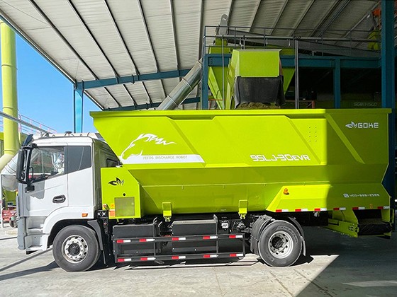 Electrical truck-mounted TMR discharge robot