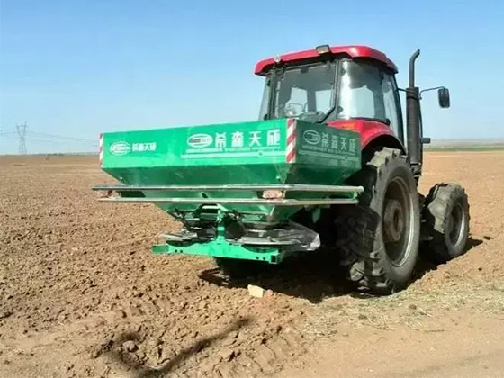 1TF-2500-36 three-point hanging fertilizer spreader