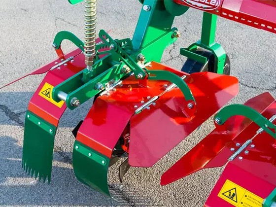 Mounted potato cultivator, ridger, and fertilizer applicator 3ZMP-110B