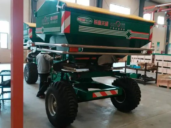 1TF-2500-36 three-point hanging fertilizer spreader