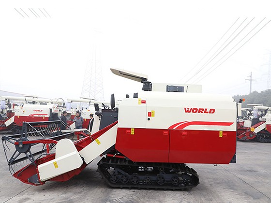 FMWORLD Jielong Combine Harvester  ---   4LZ-4.0D   ( for Philippines)
