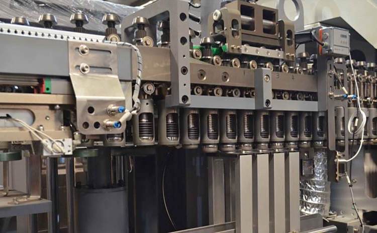 Fully automatic high precision bottle blowing machine LXG-9