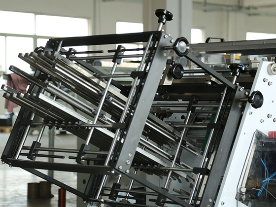 Folding edge paper box forming machine